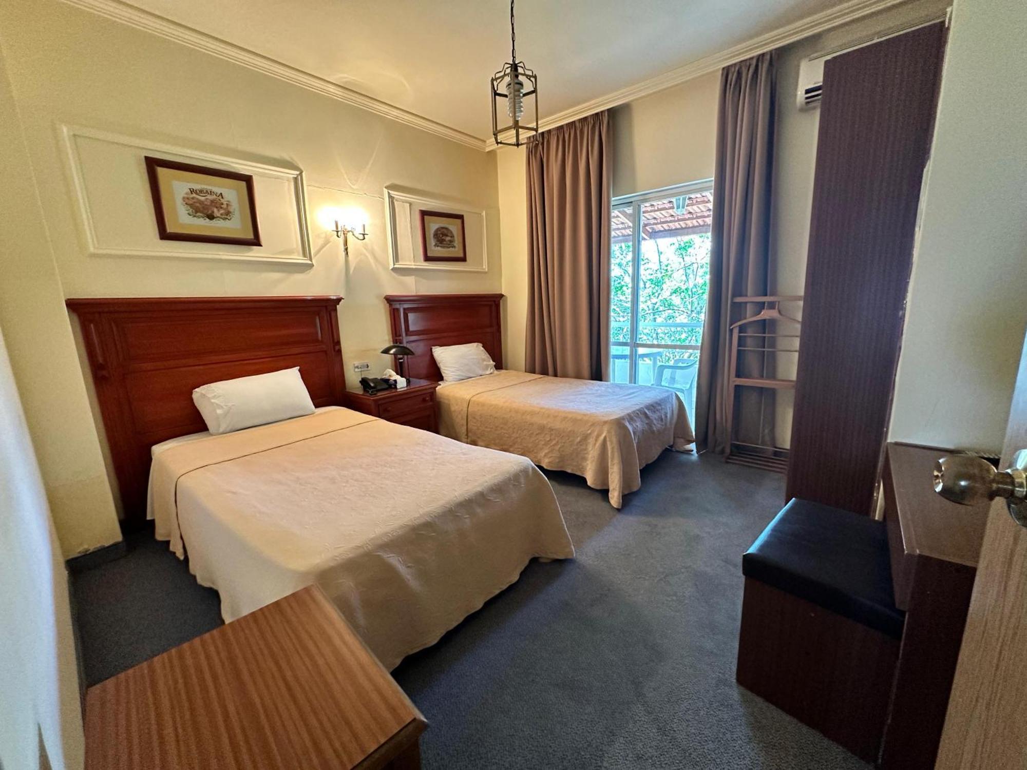 Le Crillon Hotel Brummana Bagian luar foto