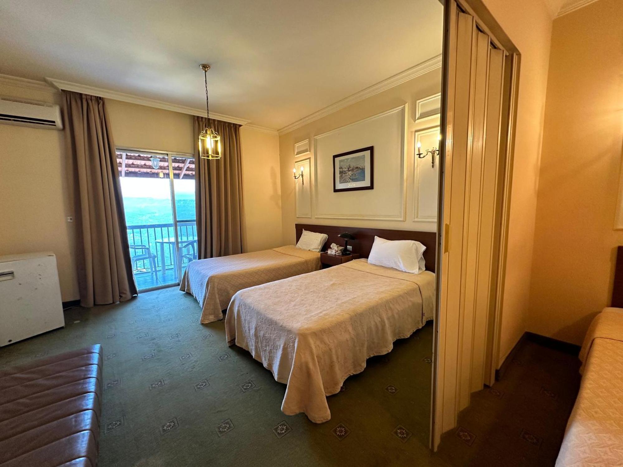 Le Crillon Hotel Brummana Bagian luar foto