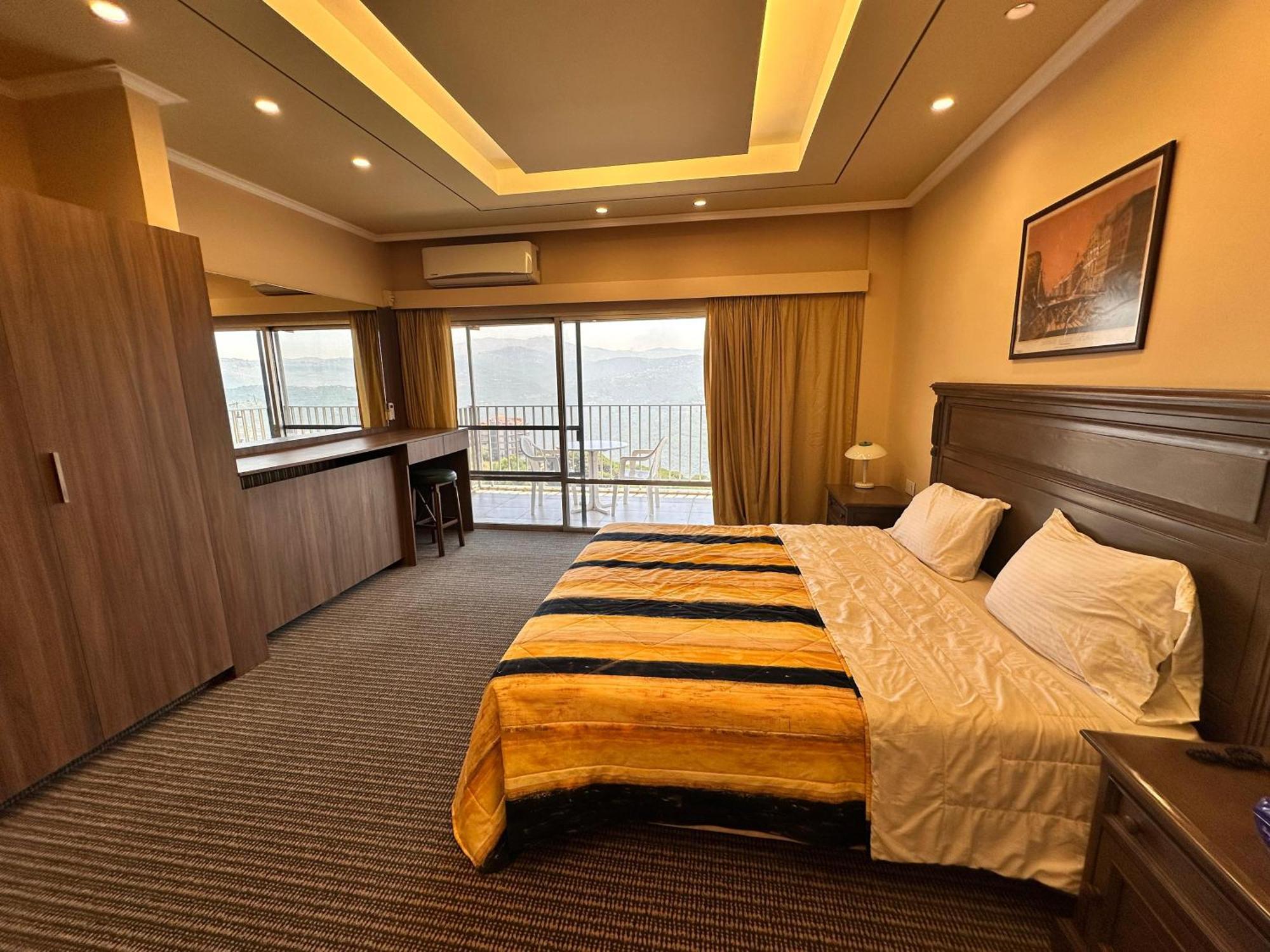 Le Crillon Hotel Brummana Bagian luar foto